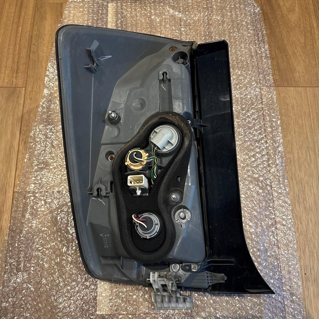 30プリウス前期テールランプ（スモークレンズカバー付）