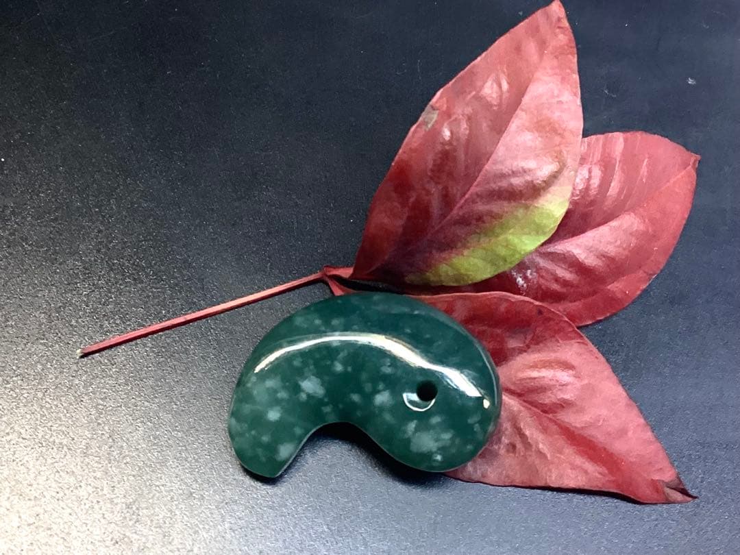 ✳premium 糸魚川翡翠翡翠勾玉　吉兆文様の雪輪　再結晶線入り御守りに‼️