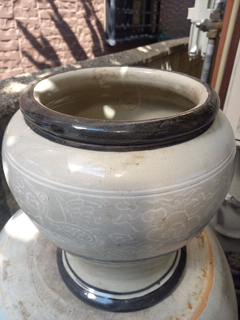 高さは、30cm　口20cm大きな壺