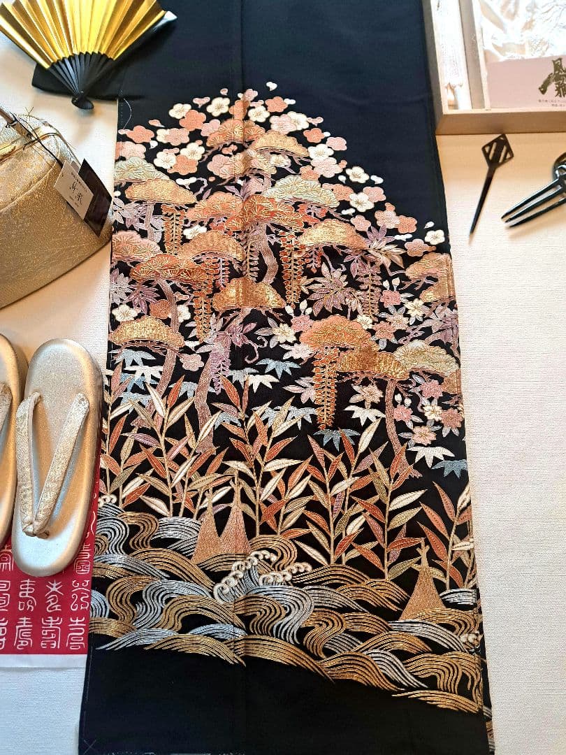 未使用❇️豪華総刺繍黒留袖　スワトウ刺繍、相良刺繍　 比翼仕立て　フルセット