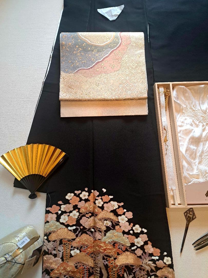 未使用❇️豪華総刺繍黒留袖　スワトウ刺繍、相良刺繍　 比翼仕立て　フルセット