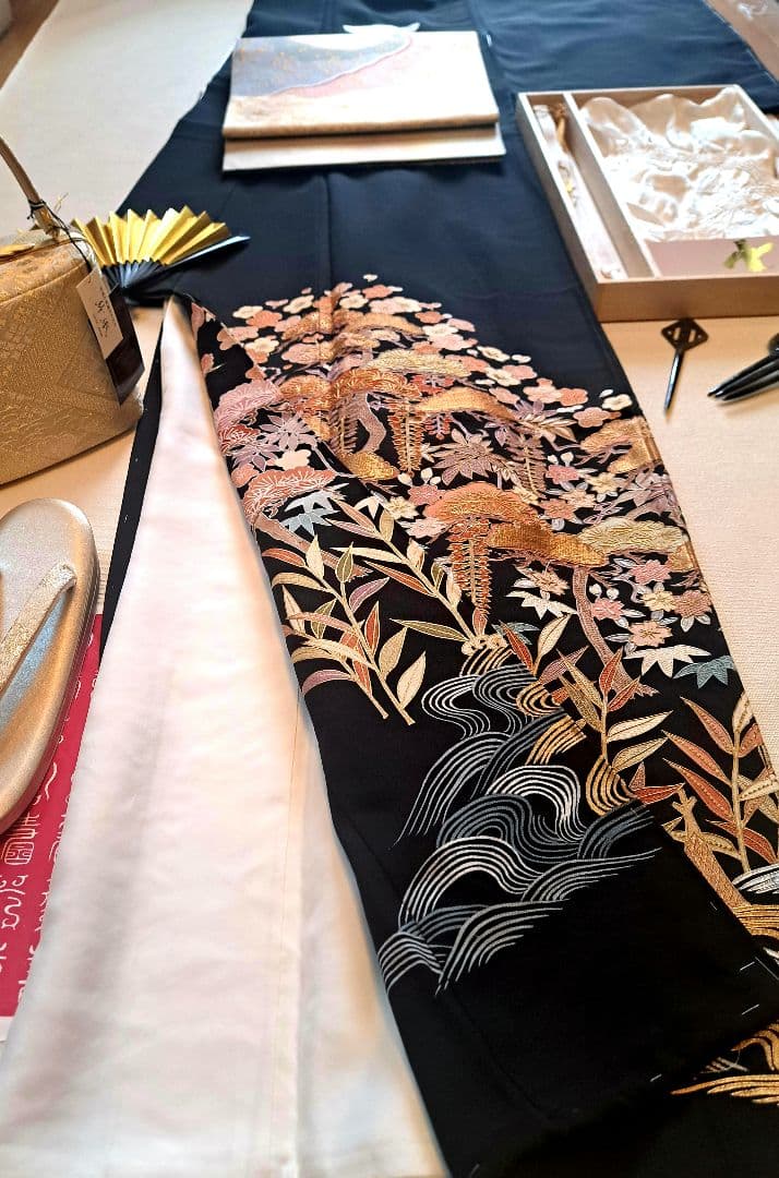 未使用❇️豪華総刺繍黒留袖　スワトウ刺繍、相良刺繍　 比翼仕立て　フルセット