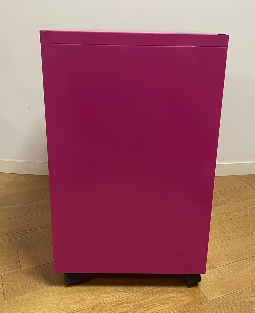 ピンクの3段キャビネット（キャスター付き）
