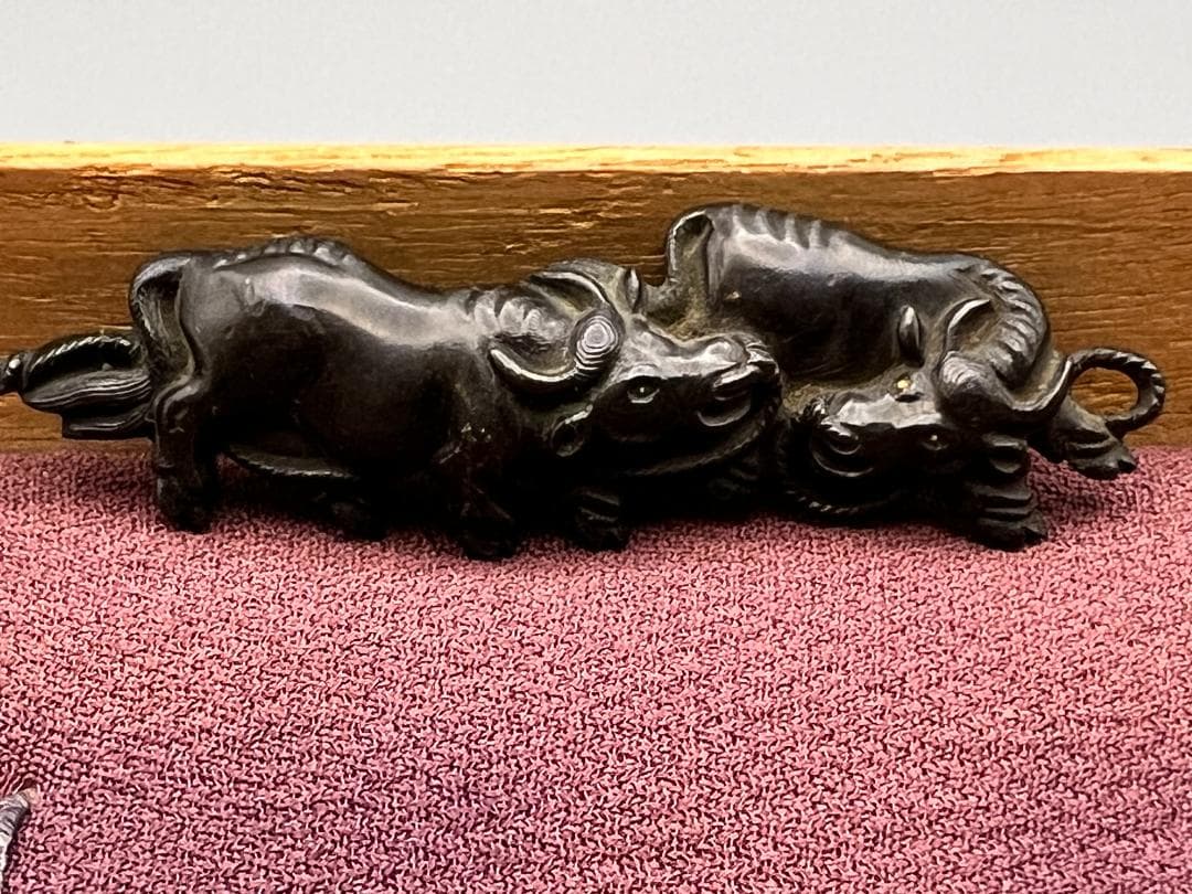 【海】江戸明治金工　二疋牛図　金目　手彫　目貫一体　銅製鍍金　骨董品　専用箱付