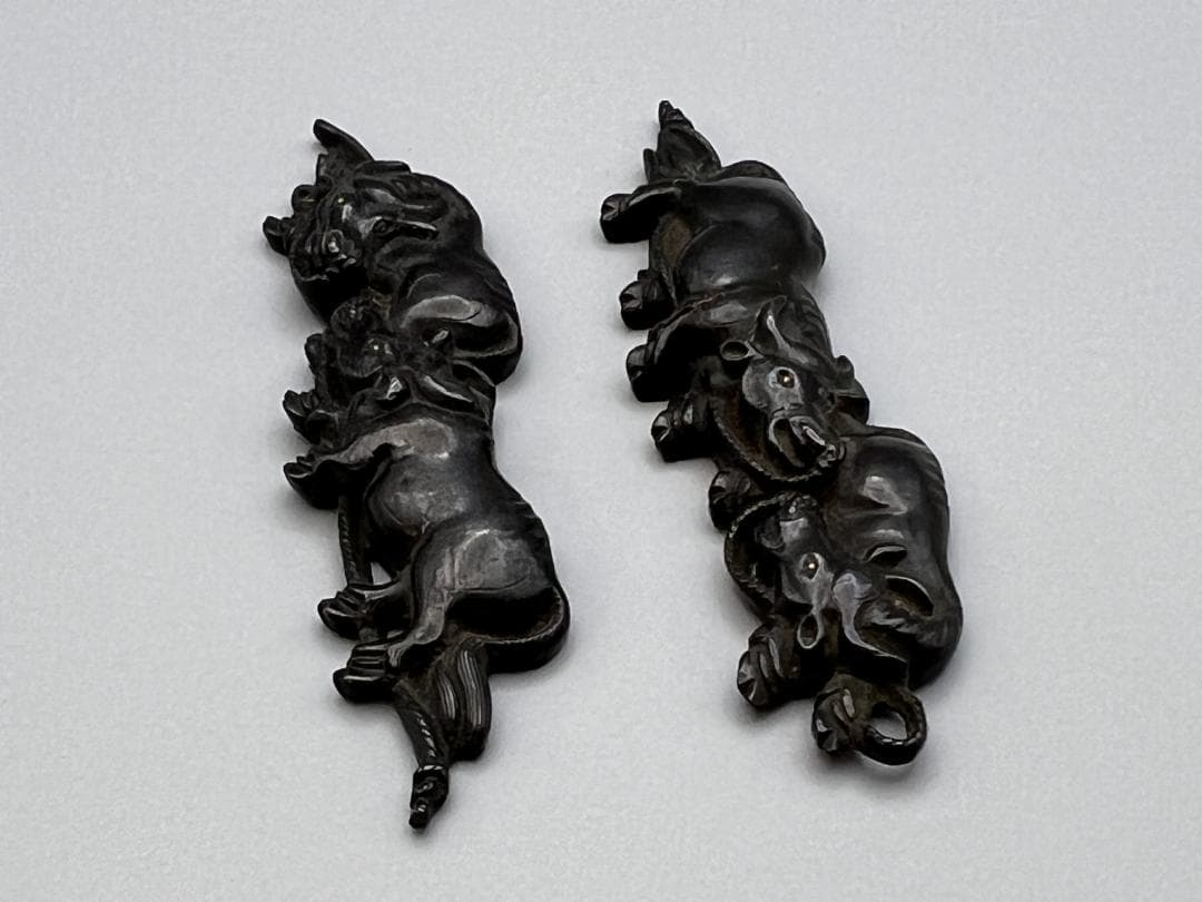 【海】江戸明治金工　二疋牛図　金目　手彫　目貫一体　銅製鍍金　骨董品　専用箱付