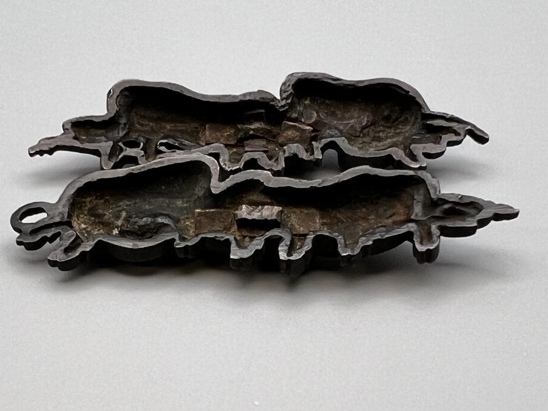 【海】江戸明治金工　二疋牛図　金目　手彫　目貫一体　銅製鍍金　骨董品　専用箱付