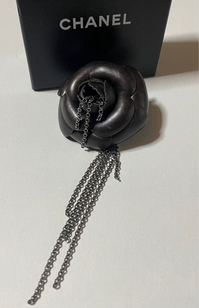 シャネル　レザーカメリア ブローチ