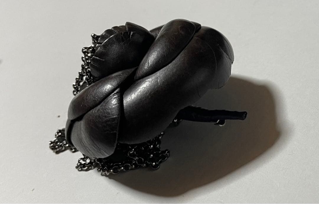 シャネル　レザーカメリア ブローチ