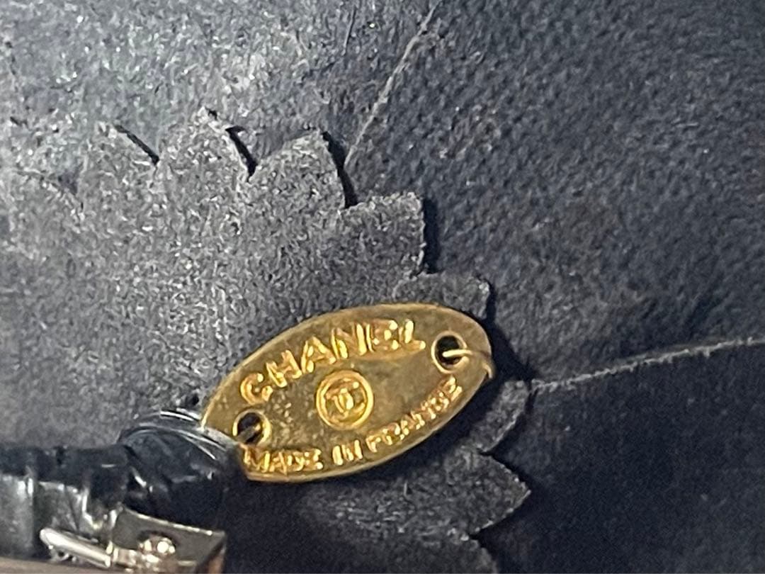 シャネル　レザーカメリア ブローチ