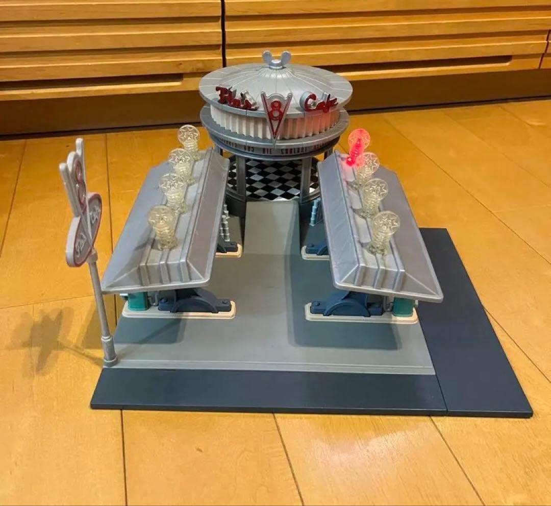 マテル　カーズ　フローのV8カフェギミック付きプレイセットフロー1台付き