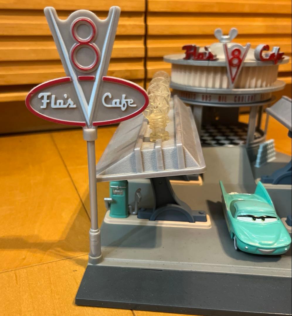マテル　カーズ　フローのV8カフェギミック付きプレイセットフロー1台付き