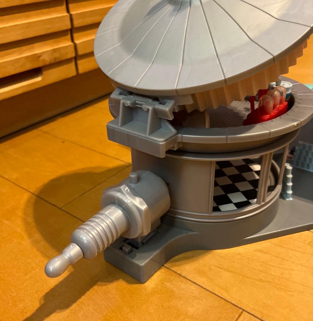 マテル　カーズ　フローのV8カフェギミック付きプレイセットフロー1台付き