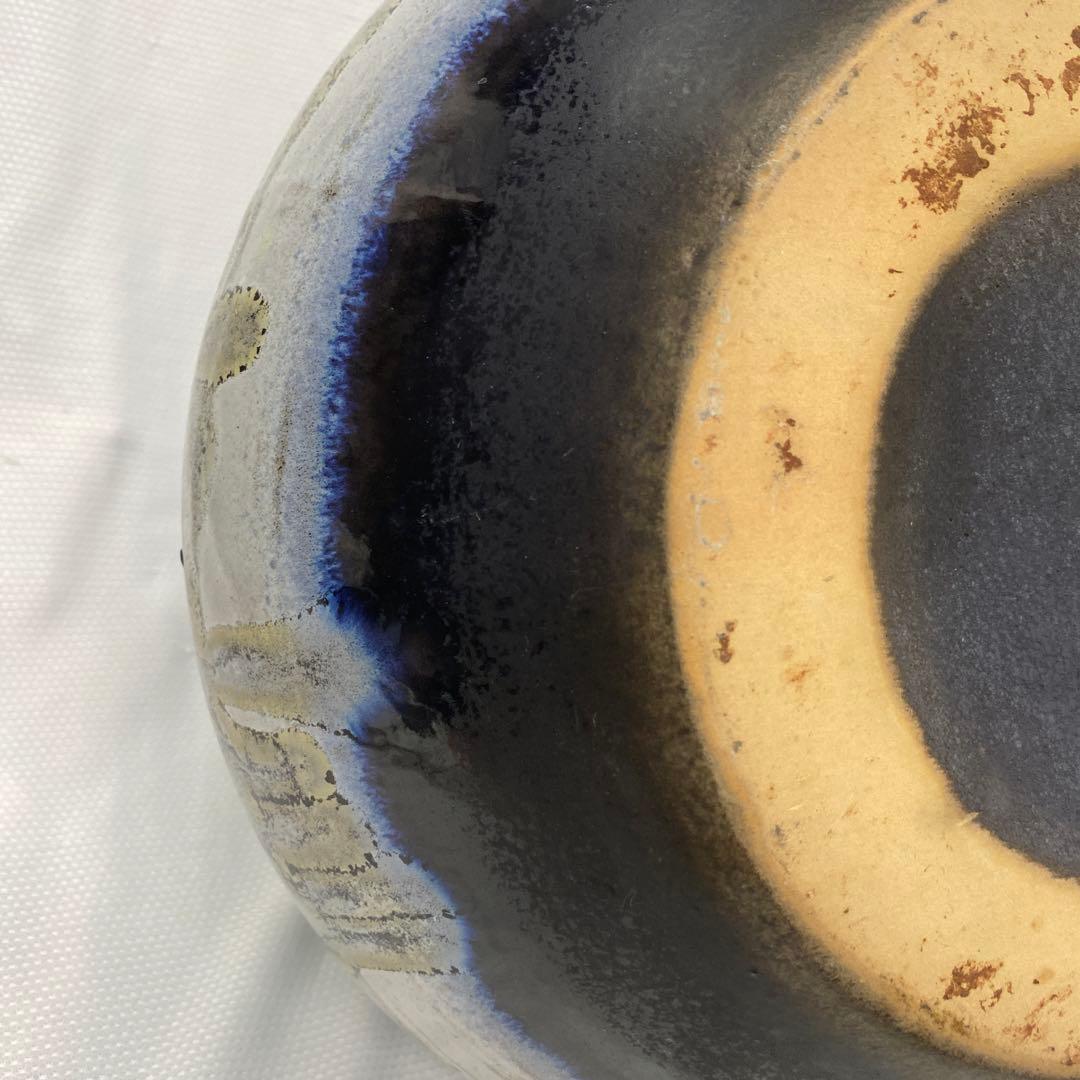 陶器製の抽象模様の花瓶