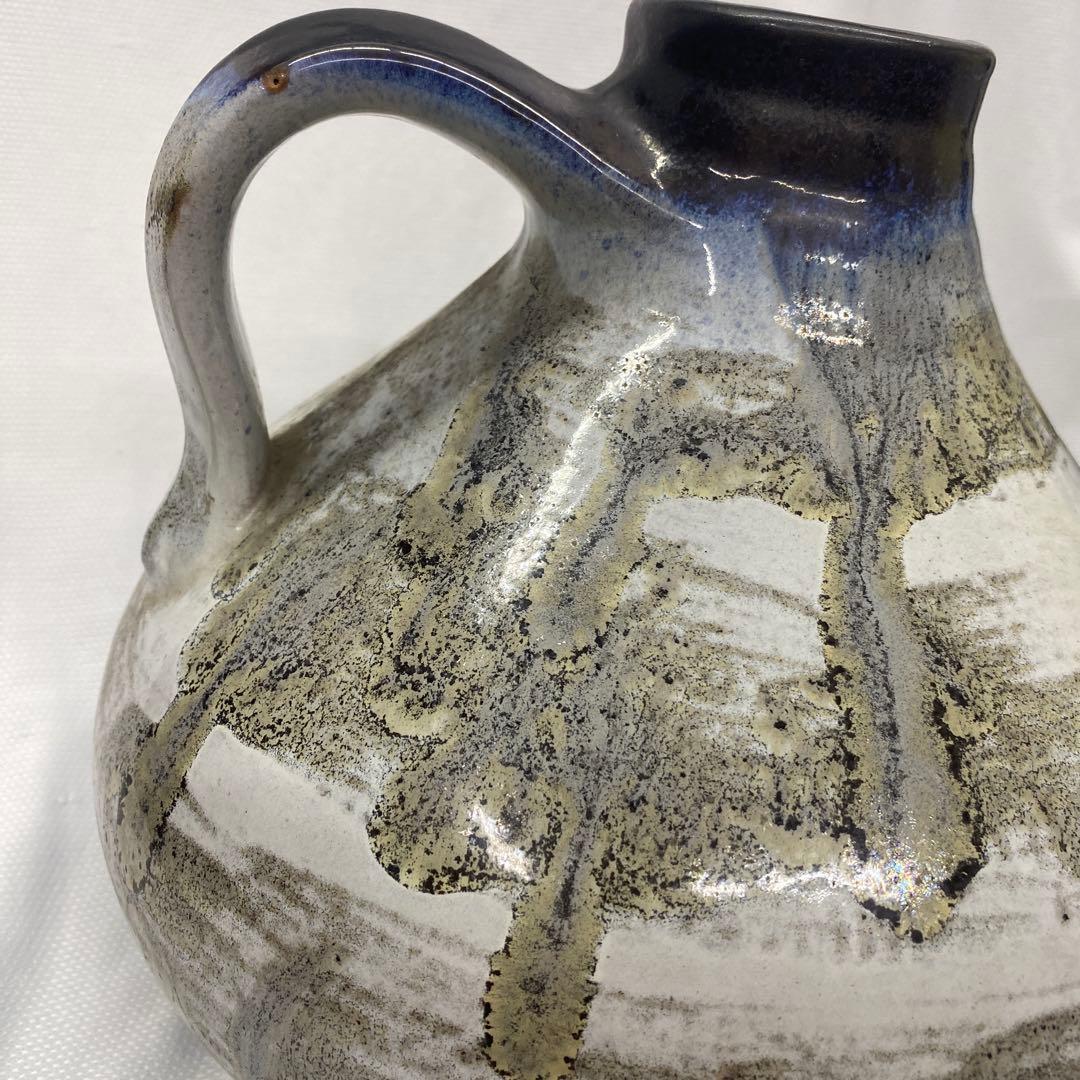 陶器製の抽象模様の花瓶