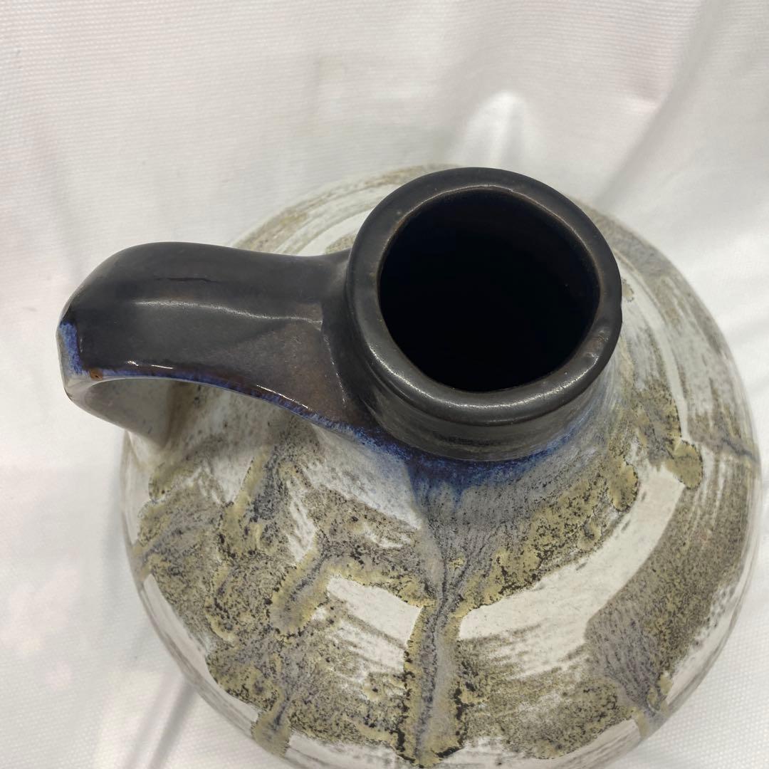 陶器製の抽象模様の花瓶