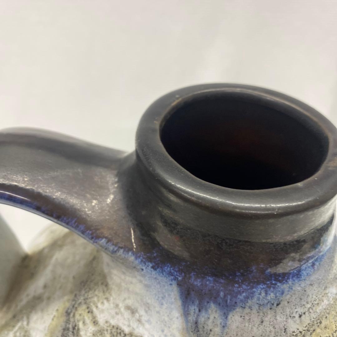 陶器製の抽象模様の花瓶