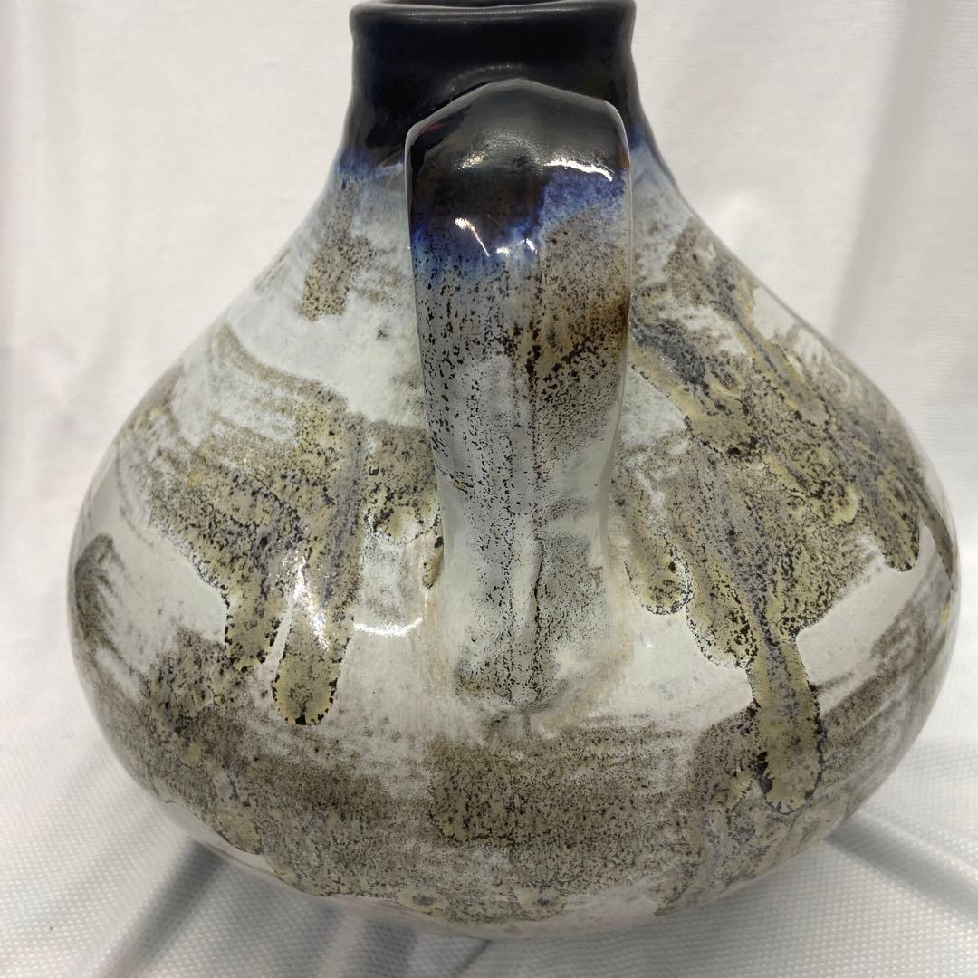 陶器製の抽象模様の花瓶