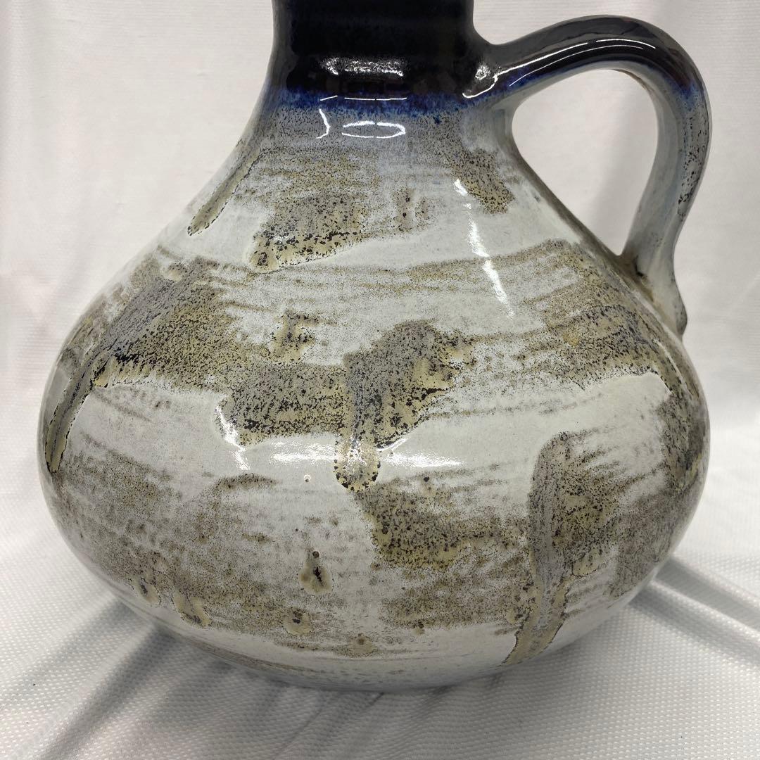 陶器製の抽象模様の花瓶