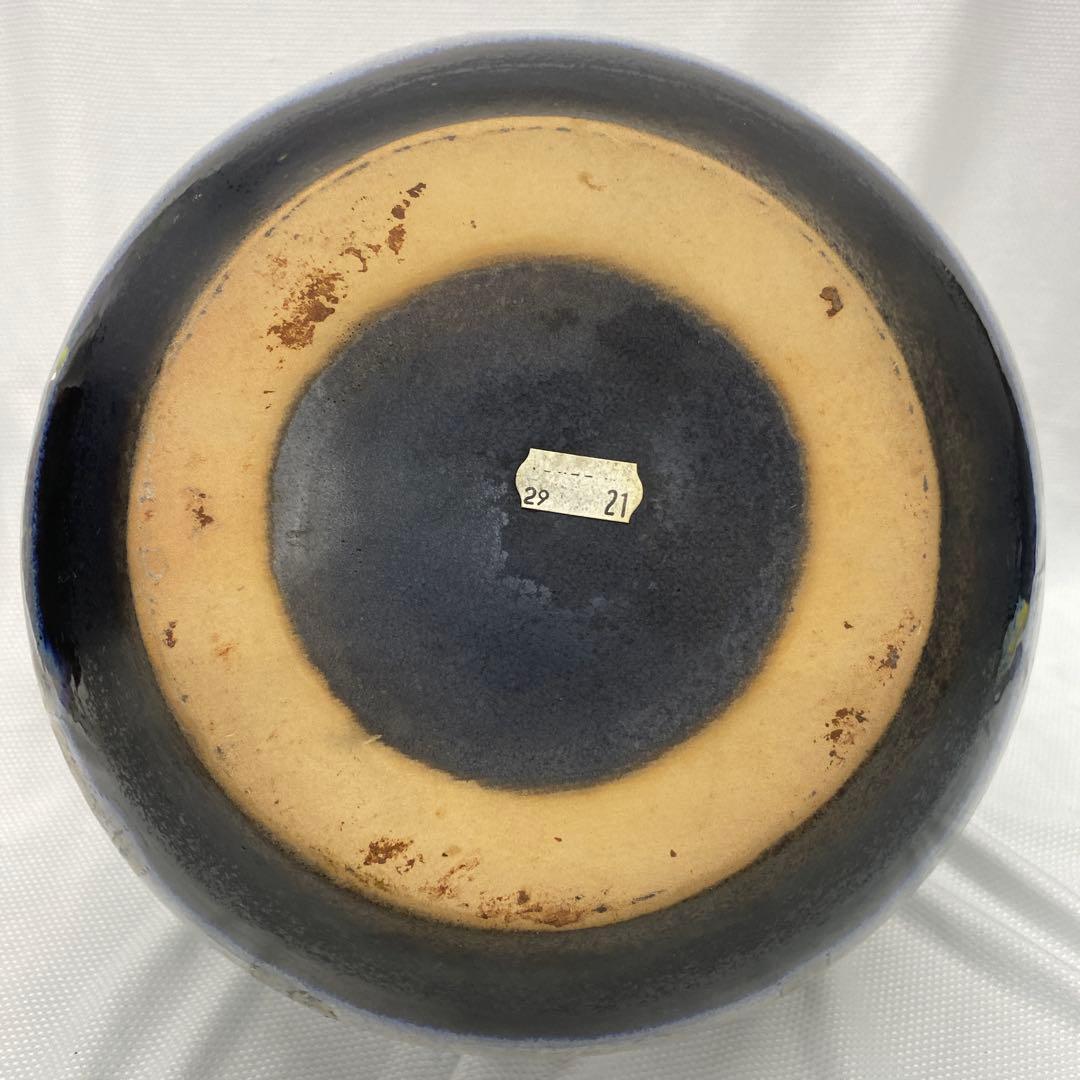 陶器製の抽象模様の花瓶