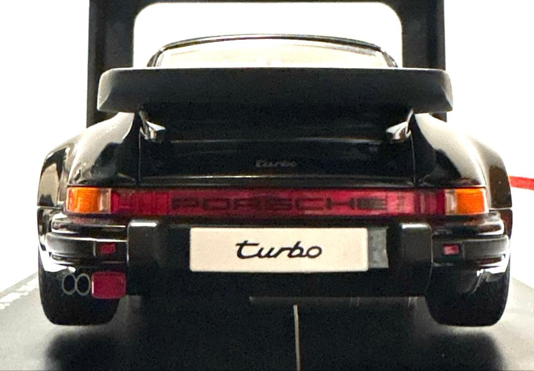オートアートポルシェ911 ターボ 3.3 (930)AUTO art 1/18