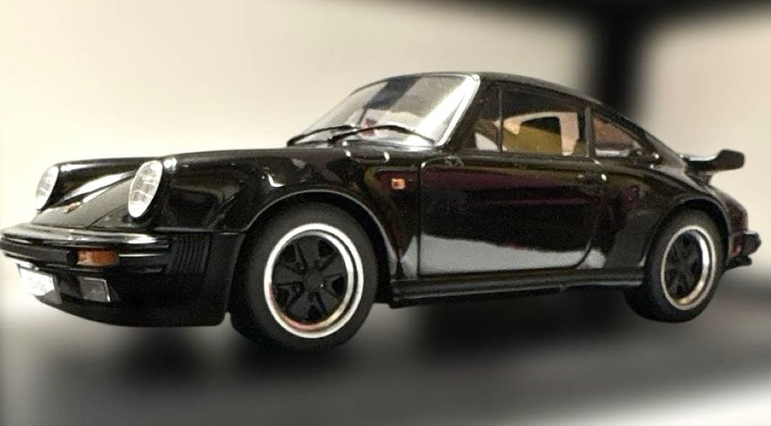 オートアートポルシェ911 ターボ 3.3 (930)AUTO art 1/18