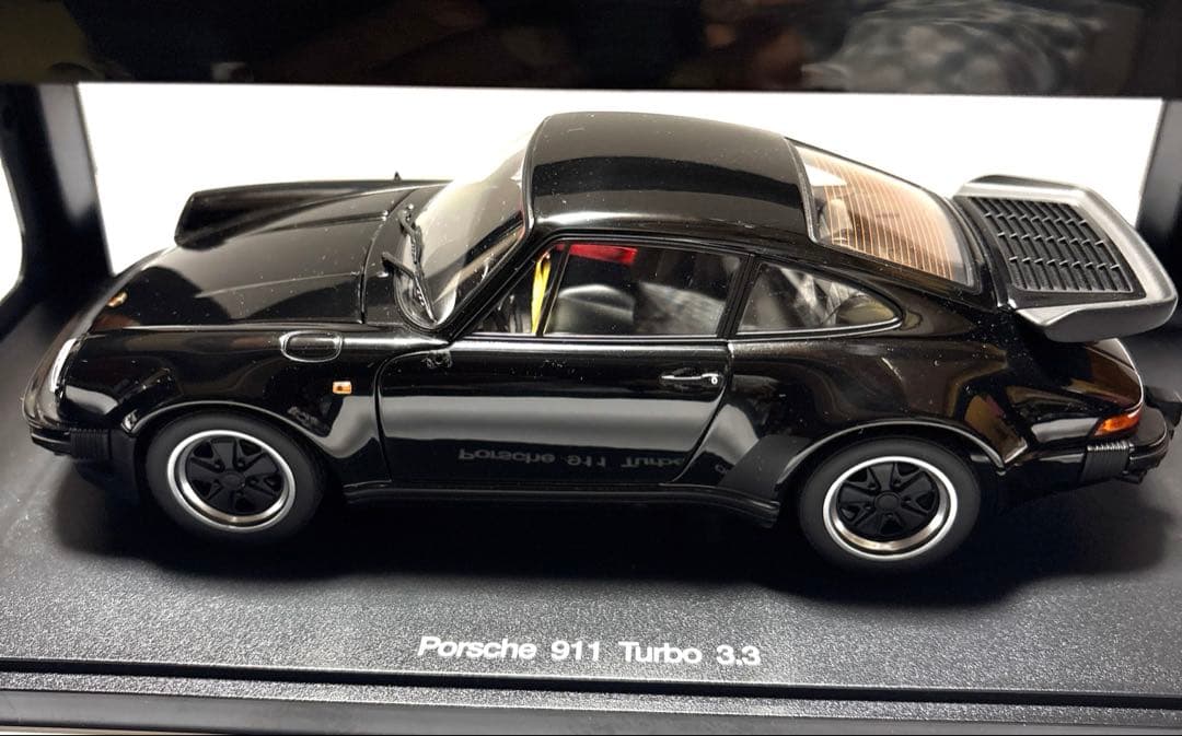 オートアートポルシェ911 ターボ 3.3 (930)AUTO art 1/18