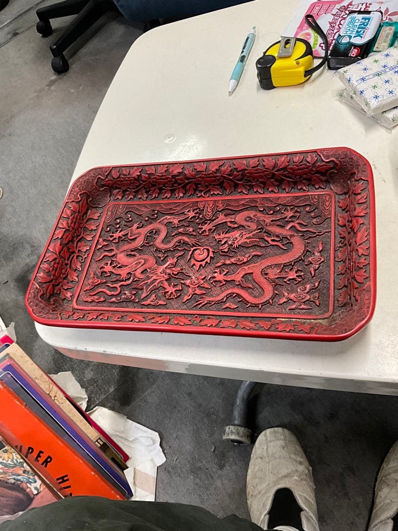 赤い浮彫りドラゴン模様　トレイ