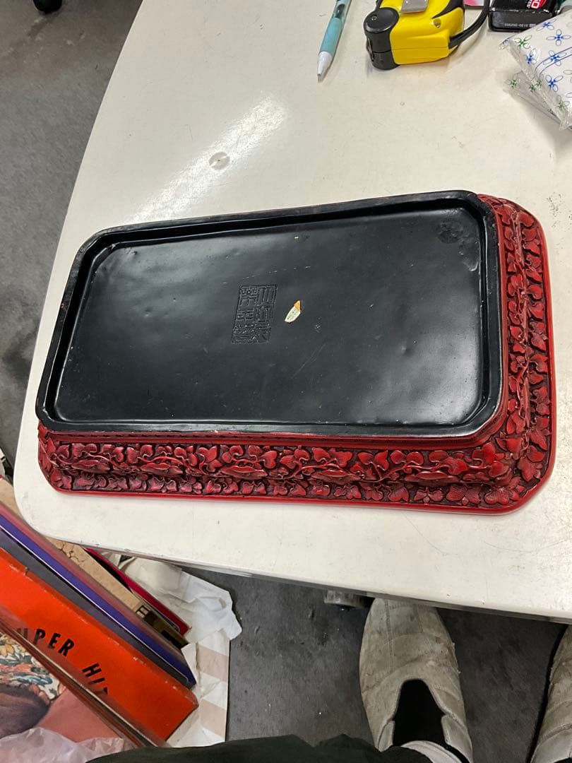 赤い浮彫りドラゴン模様　トレイ