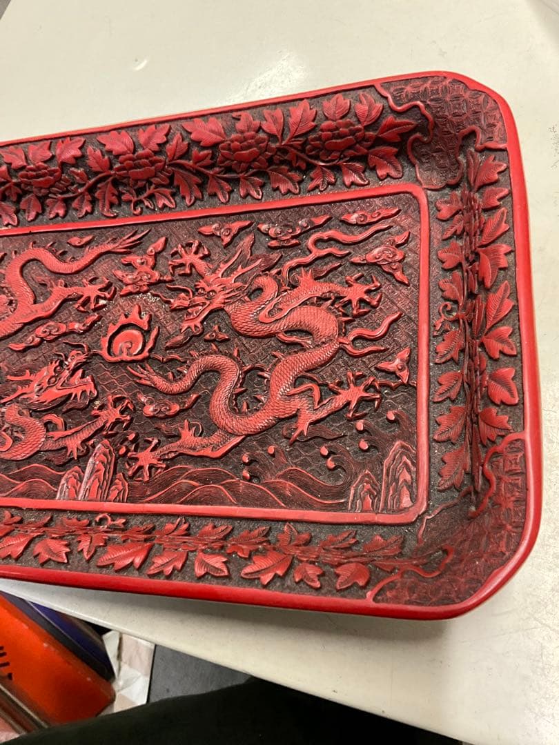 赤い浮彫りドラゴン模様　トレイ