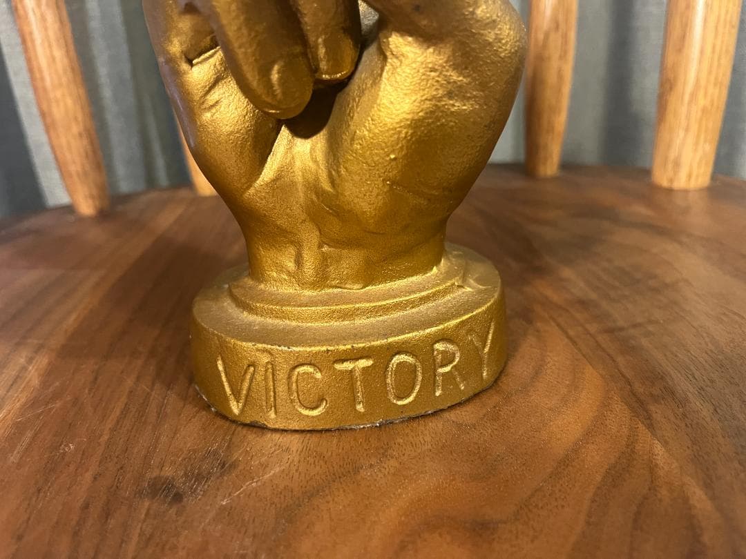 ビンテージ　ビクトリー　ピースサイン　ブロンズ像　クラブ英国屋　風俗店　昭和