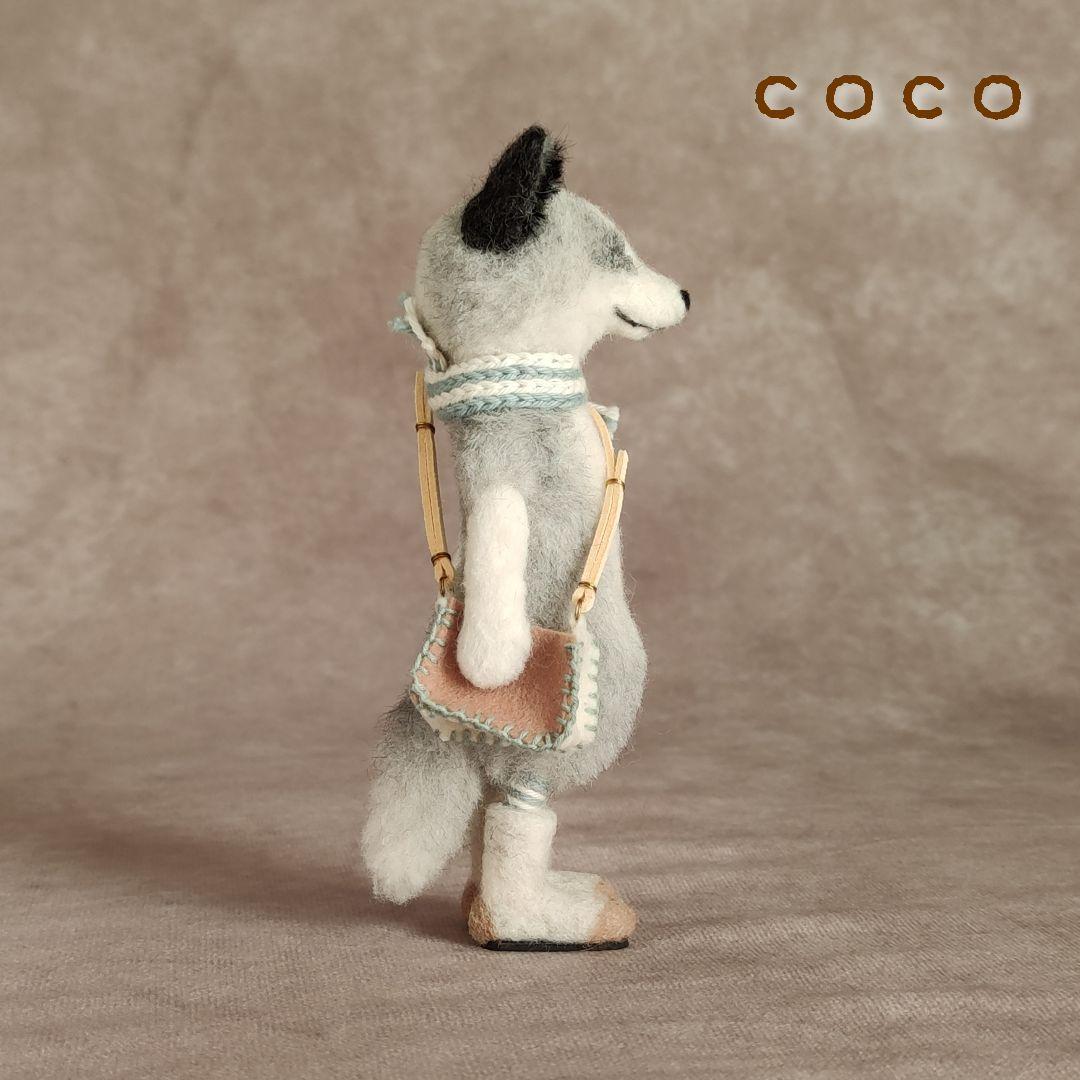 ショルダーバックを下げたプラチナフォックスさん