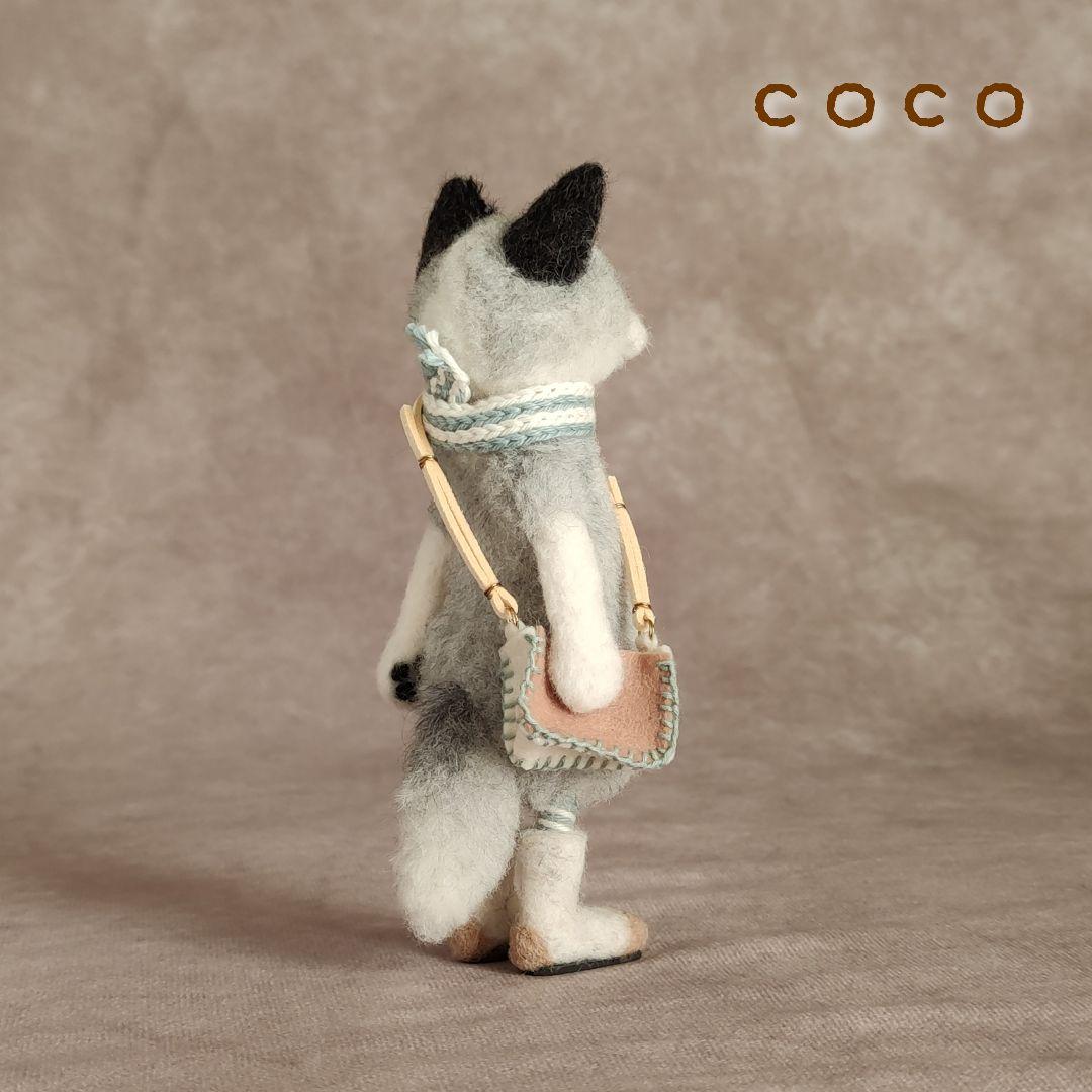 ショルダーバックを下げたプラチナフォックスさん