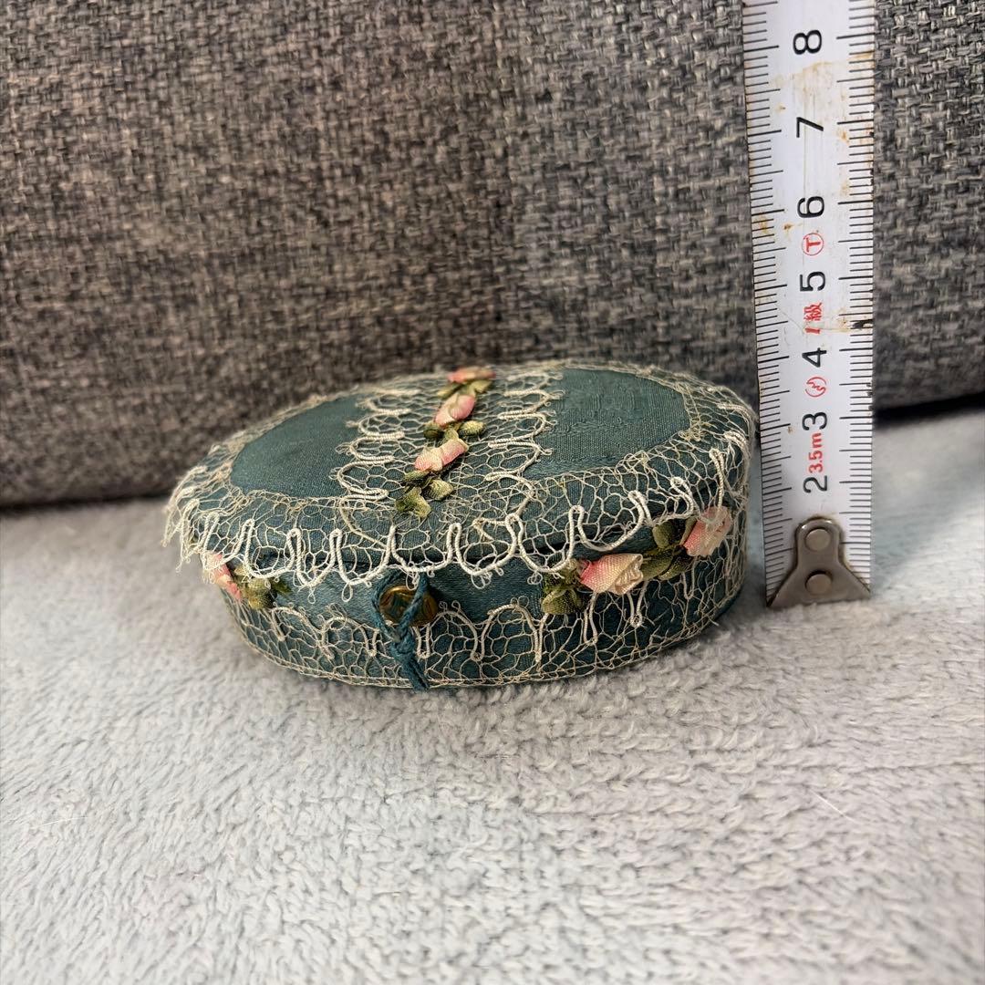 18世紀フランス青色のレース装飾楕円形ボックス