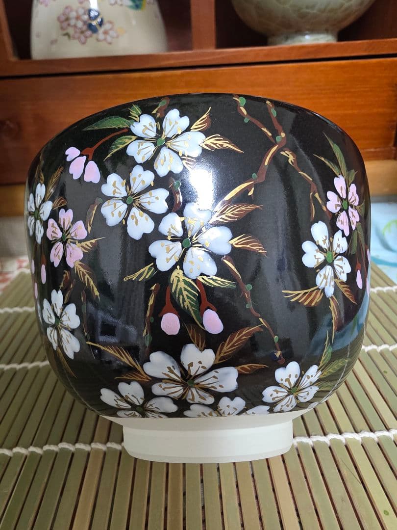 桜模様の茶碗 黒地 陶器