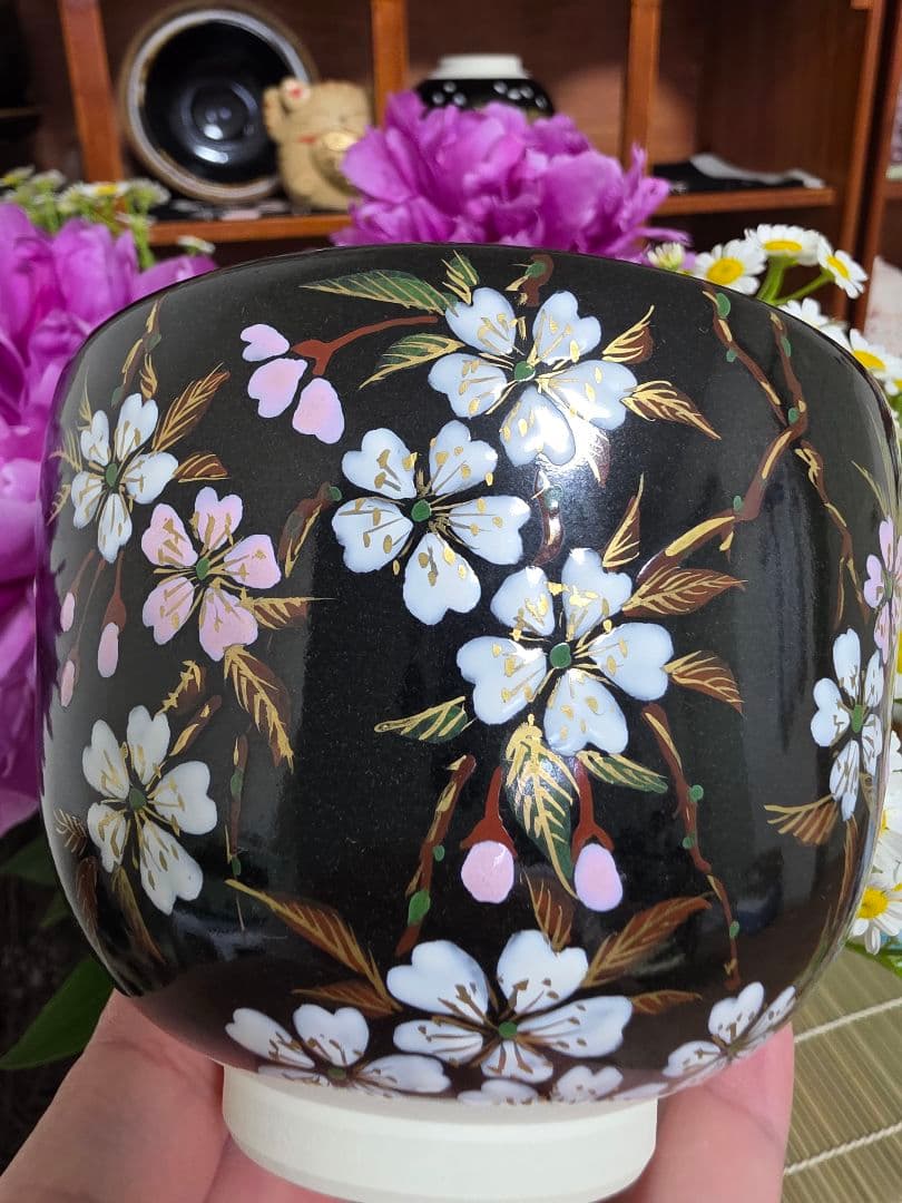 桜模様の茶碗 黒地 陶器
