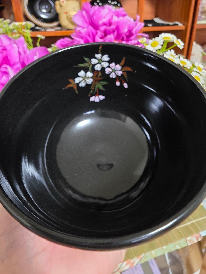 桜模様の茶碗 黒地 陶器