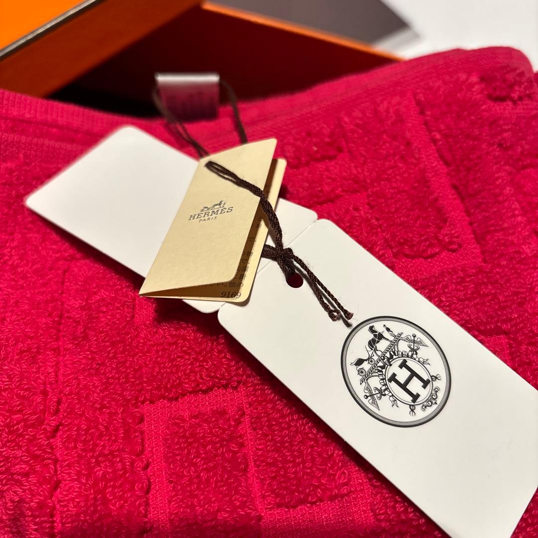 HERMES 赤 バスタオル 55×96センチ　箱付き