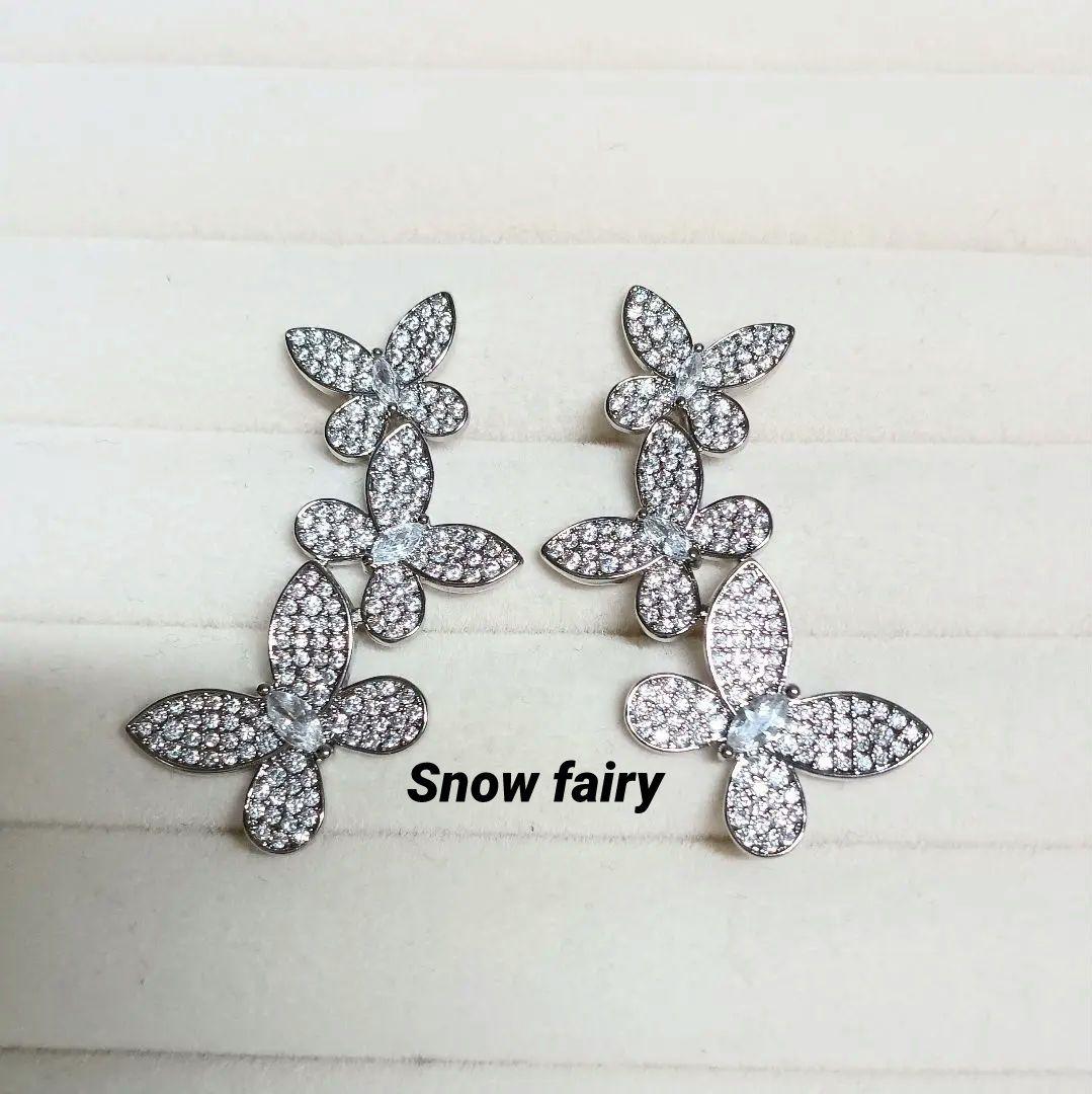 トリプルバタフライドロップピアス　ホワイトゴールドカラー