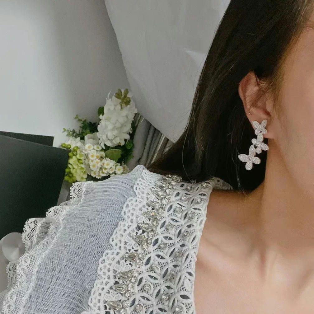 トリプルバタフライドロップピアス　ホワイトゴールドカラー