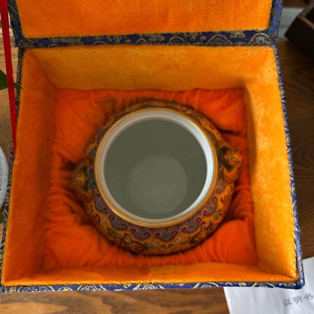 中国故宮博物院で購入した土産品 陶器の蓋付き容器 花と鳳凰の模様