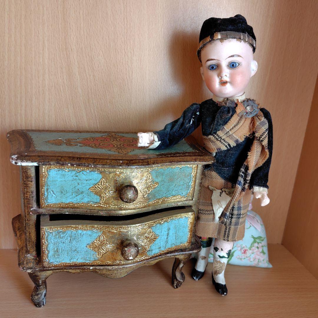 護衛兵のアンティーク人形とイタリアミニチュアチェスト