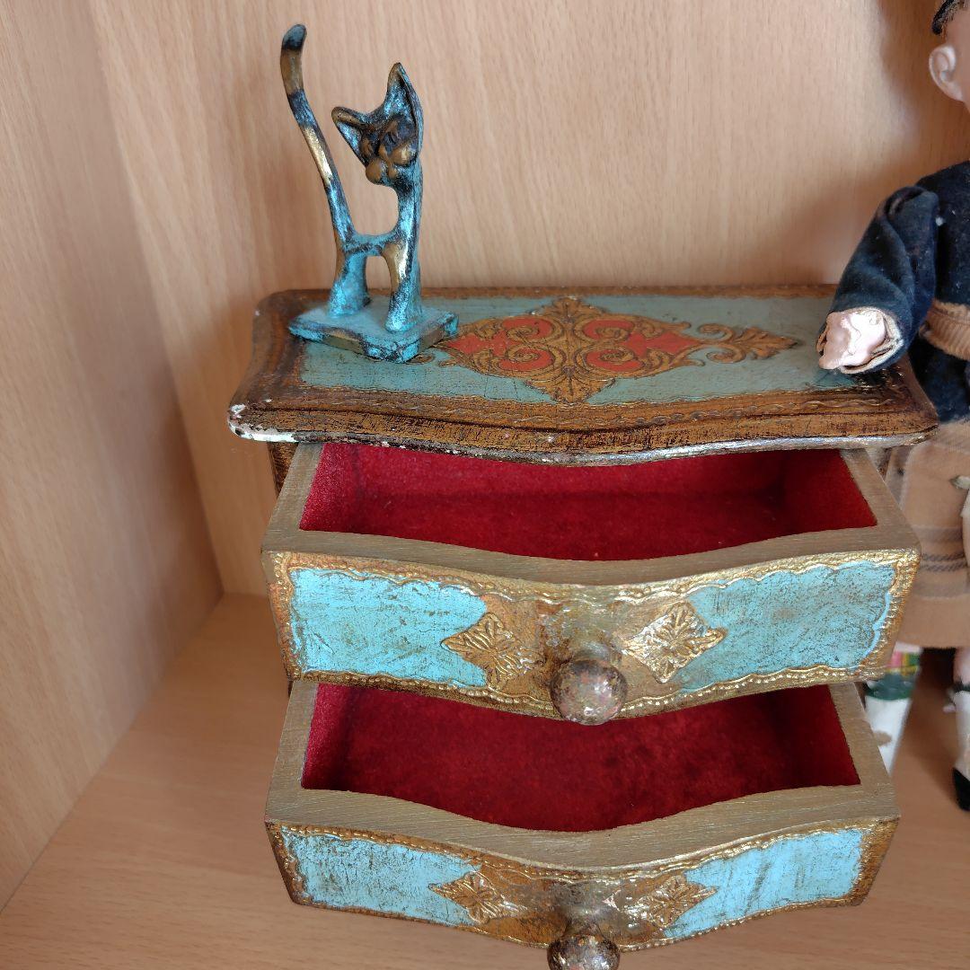 護衛兵のアンティーク人形とイタリアミニチュアチェスト