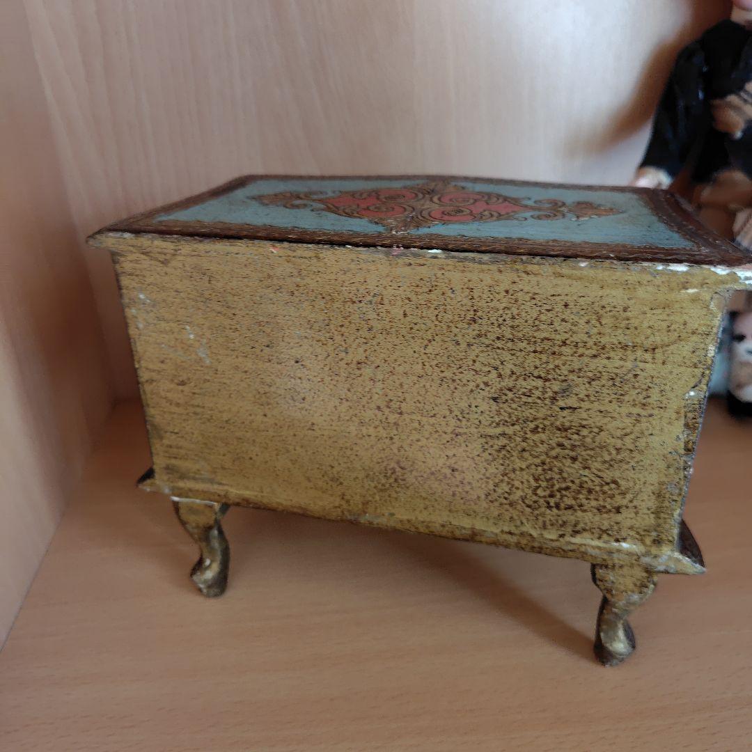 護衛兵のアンティーク人形とイタリアミニチュアチェスト