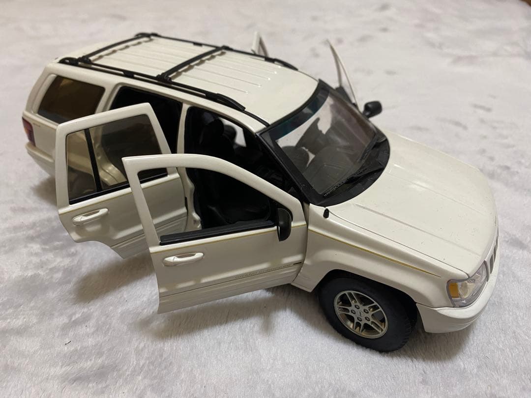 ミニカー AUTOart Jeep Grand Cherokee 1/18