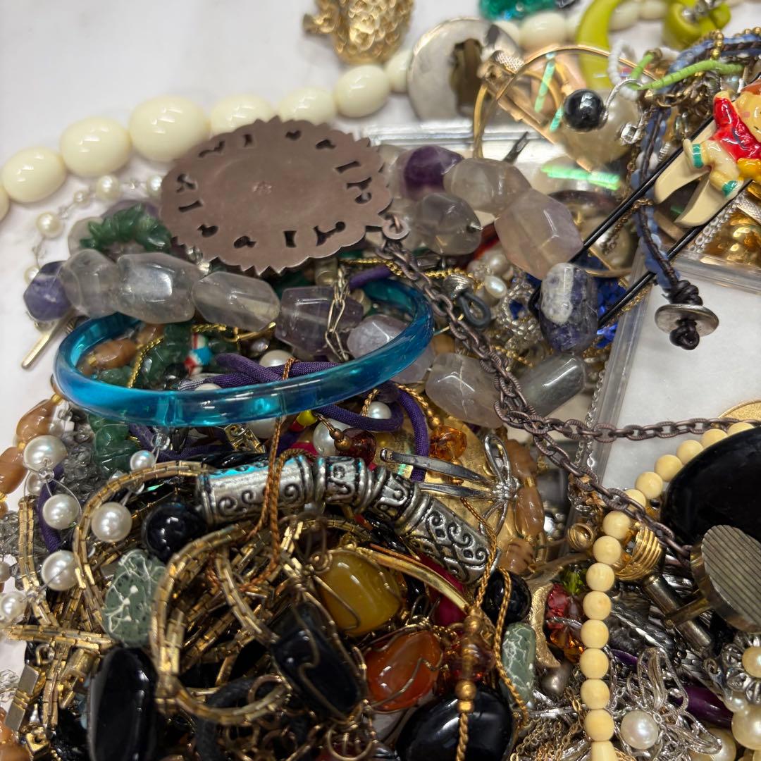 3.6キロ❗️ アクセサリー　まとめ売り　ジャンク　イミテーションアクセサリー
