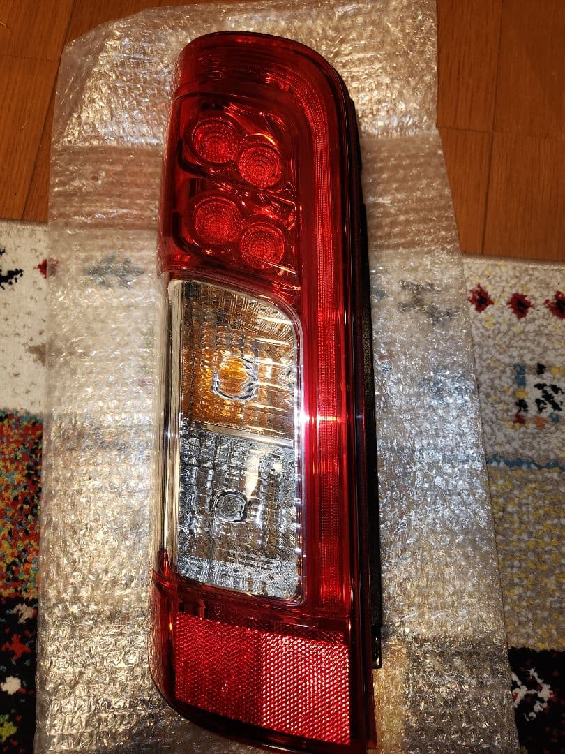 日産 NV350 キャラバン テールランプ　助手席側　前期用　後期ルック