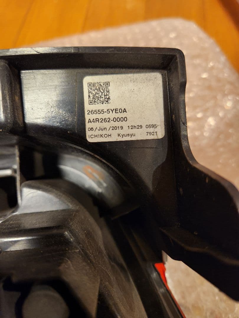 日産 NV350 キャラバン テールランプ　助手席側　前期用　後期ルック