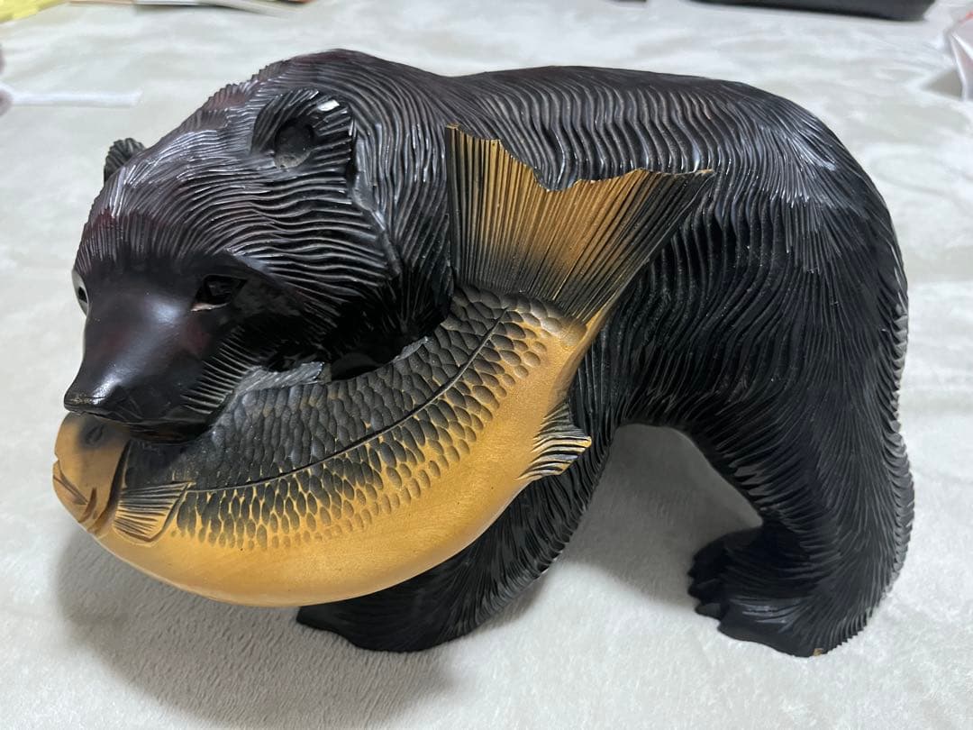 木彫りの熊 鮭をくわえた熊