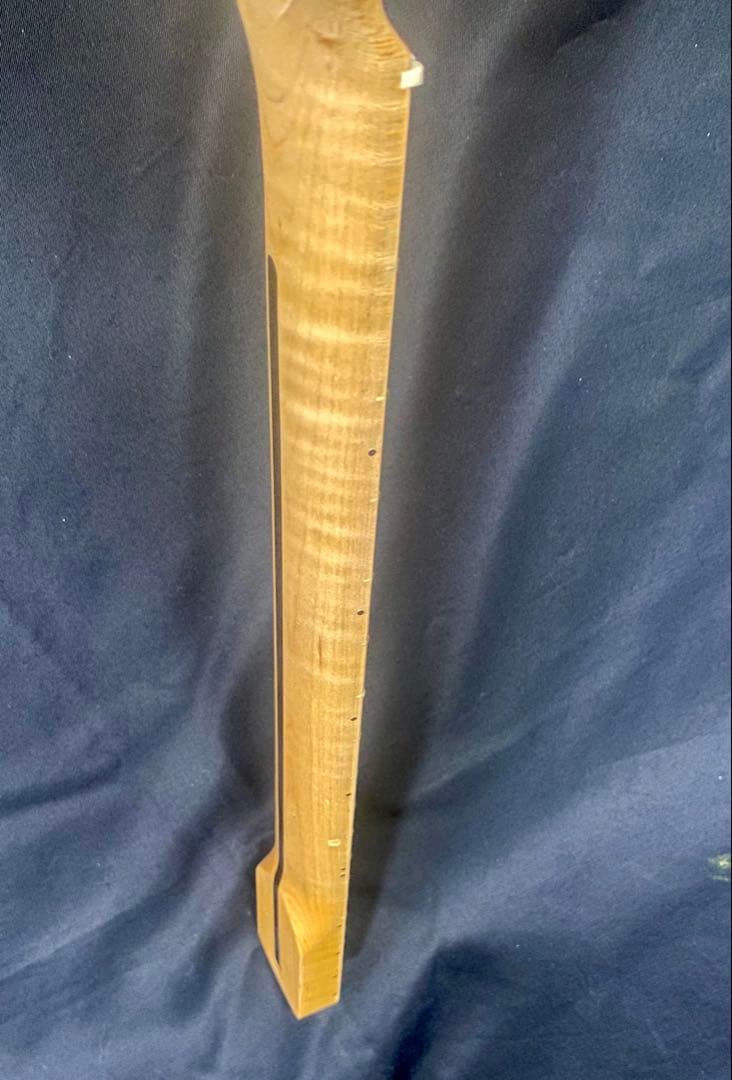 新品　ストラトキャスター エレキギター用ネック カナダ産１ピースフレイムメイプル