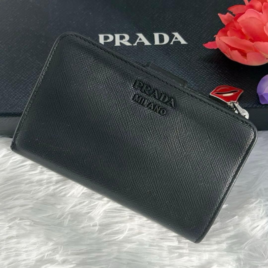希少/美品✨️プラダ 二つ折り財布 サフィアーノ シャイン リップチャーム 黒